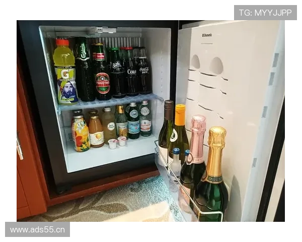 贝林厄姆家的冰箱里塞满了能量饮料，连矿泉水都得排队